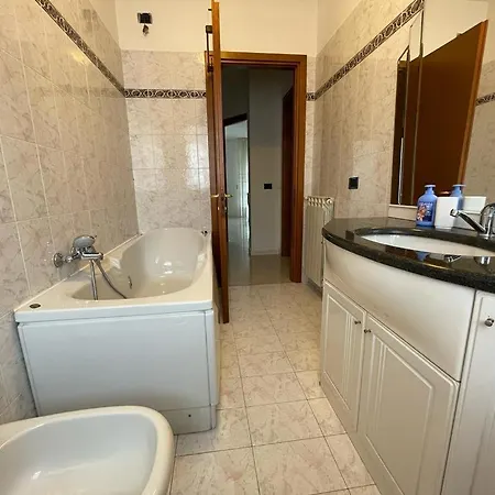 Casa Nora Giardino E Box Auto شقة *