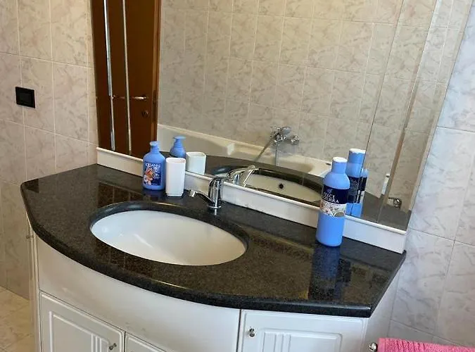 Casa Nora Giardino E Box Auto Lägenhet *