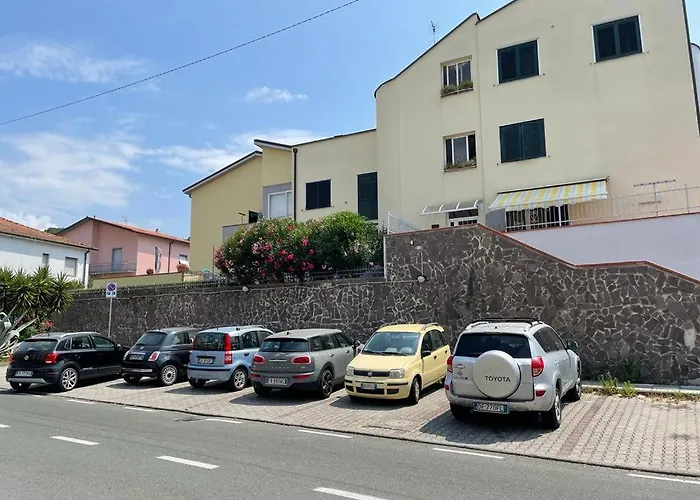 Casa Nora Giardino E Box Auto Lägenhet